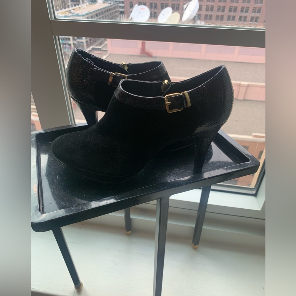 Bandolino black suede and leather booties. Sz 6.5 “Bd Channing” style